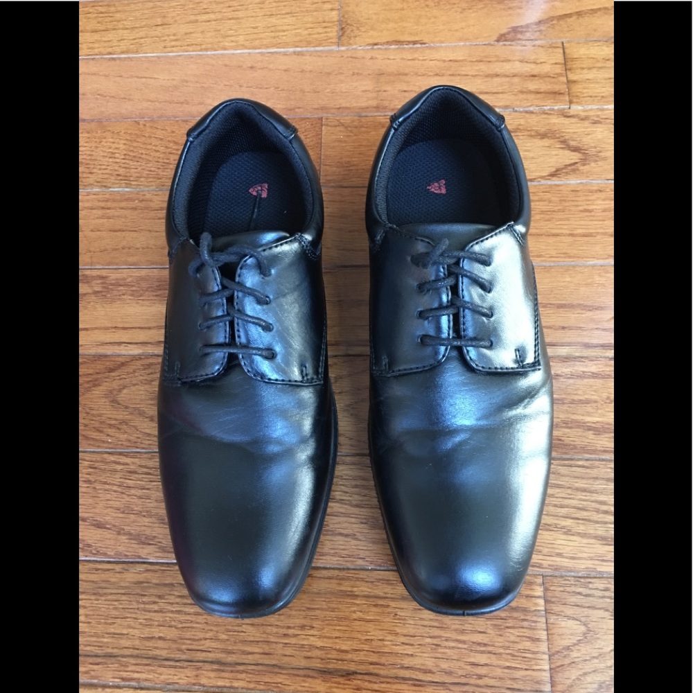 Dress Shoes for big boys. Black size 5
